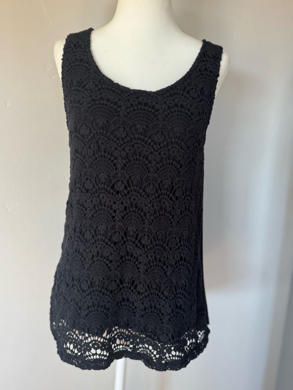 Madison & Berkeley Black Crochet Lace Tank Top Small